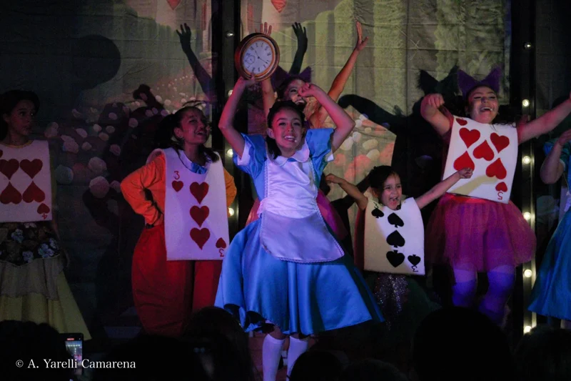 Les compartimos más fotos de Alicia en el País de las Maravillas jr. con otro de nuestros elencos ✨
Amamos ver el talento de estos niños en acción 🌟 si pudiste ver la obra, cuéntanos: ¿Qué te pareció? 🐰
