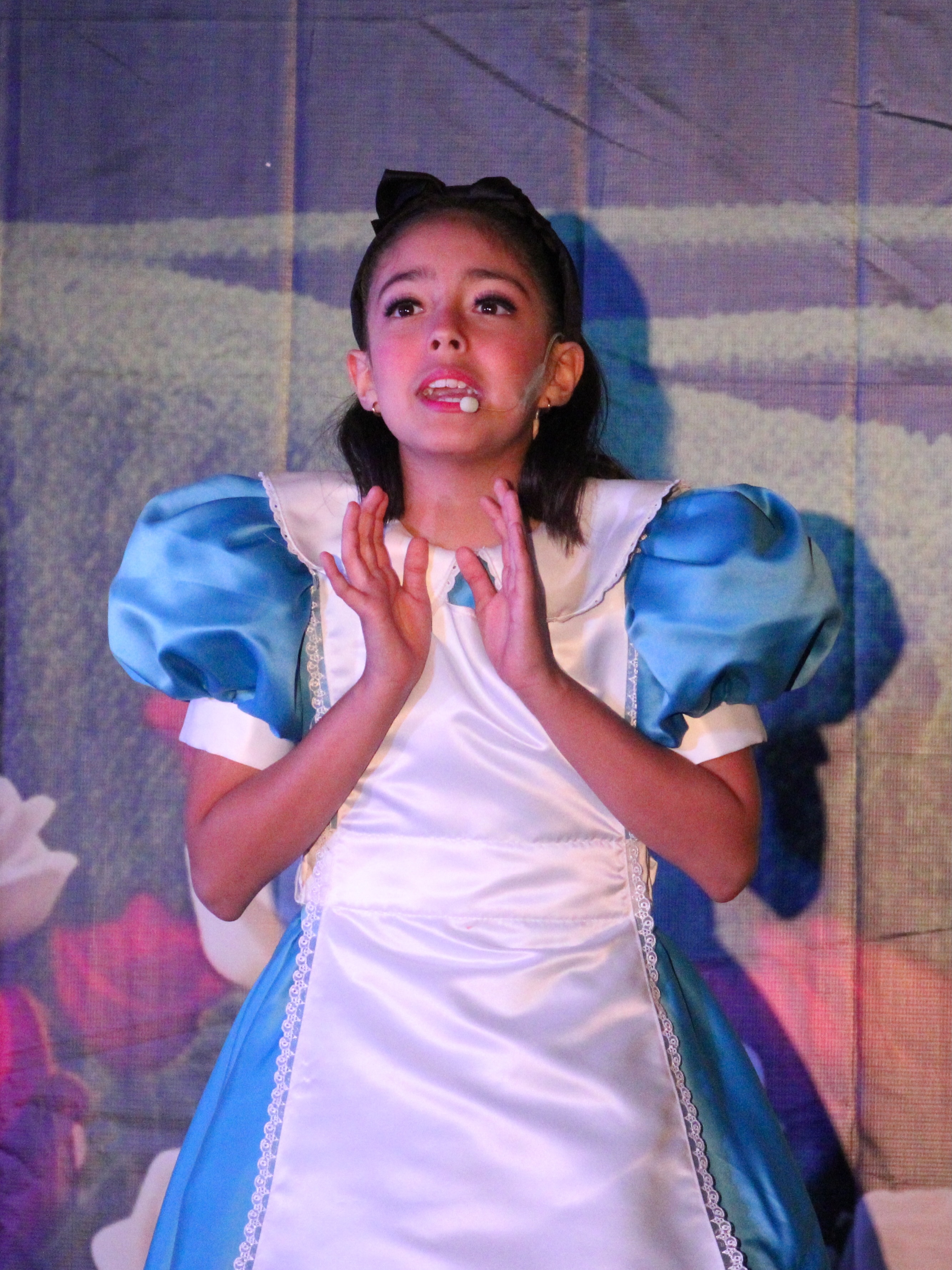 Les compartimos más fotos de Alicia en el País de las Maravillas jr. con otro de nuestros elencos ✨
Amamos ver el talento de estos niños en acción 🌟 si pudiste ver la obra, cuéntanos: ¿Qué te pareció? 🐰