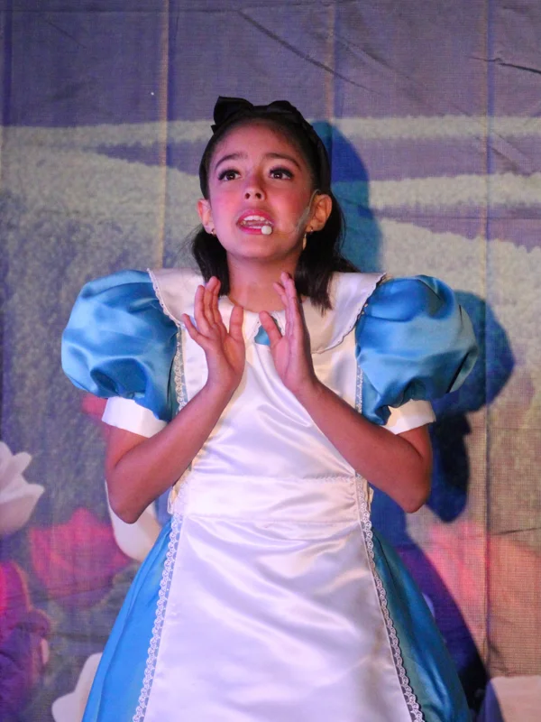 Les compartimos más fotos de Alicia en el País de las Maravillas jr. con otro de nuestros elencos ✨
Amamos ver el talento de estos niños en acción 🌟 si pudiste ver la obra, cuéntanos: ¿Qué te pareció? 🐰