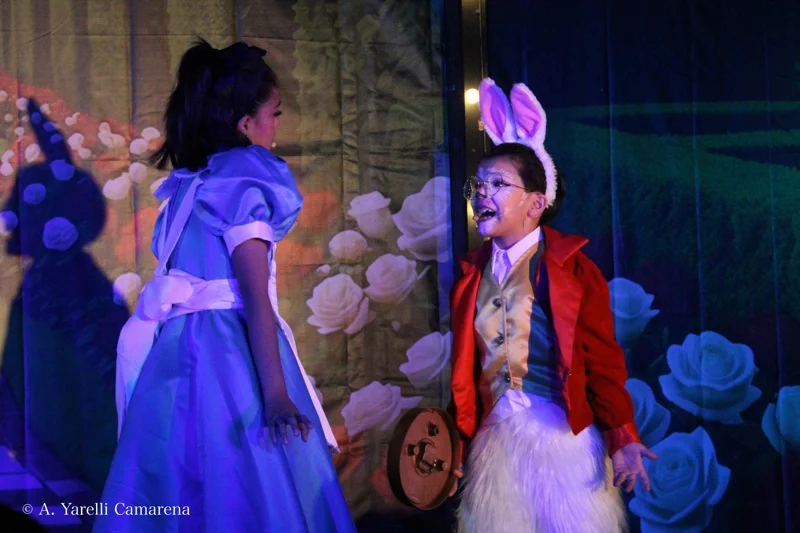 Les compartimos más fotos de Alicia en el País de las Maravillas jr. con otro de nuestros elencos ✨
Amamos ver el talento de estos niños en acción 🌟 si pudiste ver la obra, cuéntanos: ¿Qué te pareció? 🐰