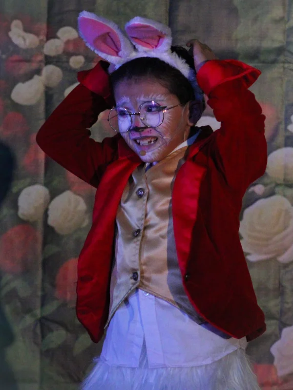 Les compartimos más fotos de Alicia en el País de las Maravillas jr. con otro de nuestros elencos ✨
Amamos ver el talento de estos niños en acción 🌟 si pudiste ver la obra, cuéntanos: ¿Qué te pareció? 🐰