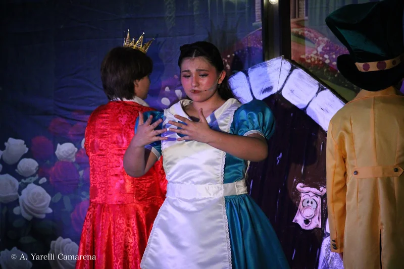Les compartimos más fotos de Alicia en el País de las Maravillas jr. con otro de nuestros elencos ✨
Amamos ver el talento de estos niños en acción 🌟 si pudiste ver la obra, cuéntanos: ¿Qué te pareció? 🐰
