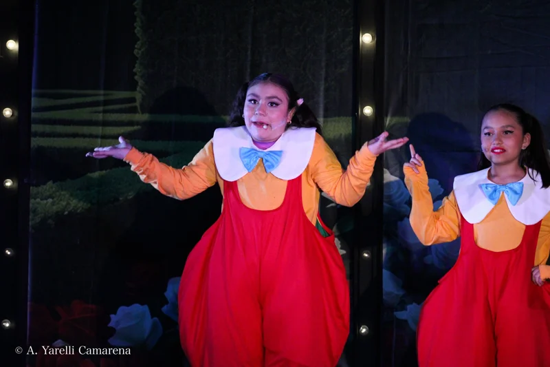 Les compartimos más fotos de Alicia en el País de las Maravillas jr. con otro de nuestros elencos ✨
Amamos ver el talento de estos niños en acción 🌟 si pudiste ver la obra, cuéntanos: ¿Qué te pareció? 🐰
