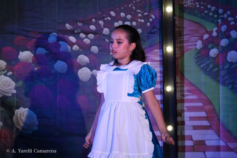 Les compartimos más fotos de Alicia en el País de las Maravillas jr. con otro de nuestros elencos ✨
Amamos ver el talento de estos niños en acción 🌟 si pudiste ver la obra, cuéntanos: ¿Qué te pareció? 🐰