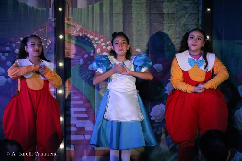 Les compartimos más fotos de Alicia en el País de las Maravillas jr. con otro de nuestros elencos ✨
Amamos ver el talento de estos niños en acción 🌟 si pudiste ver la obra, cuéntanos: ¿Qué te pareció? 🐰