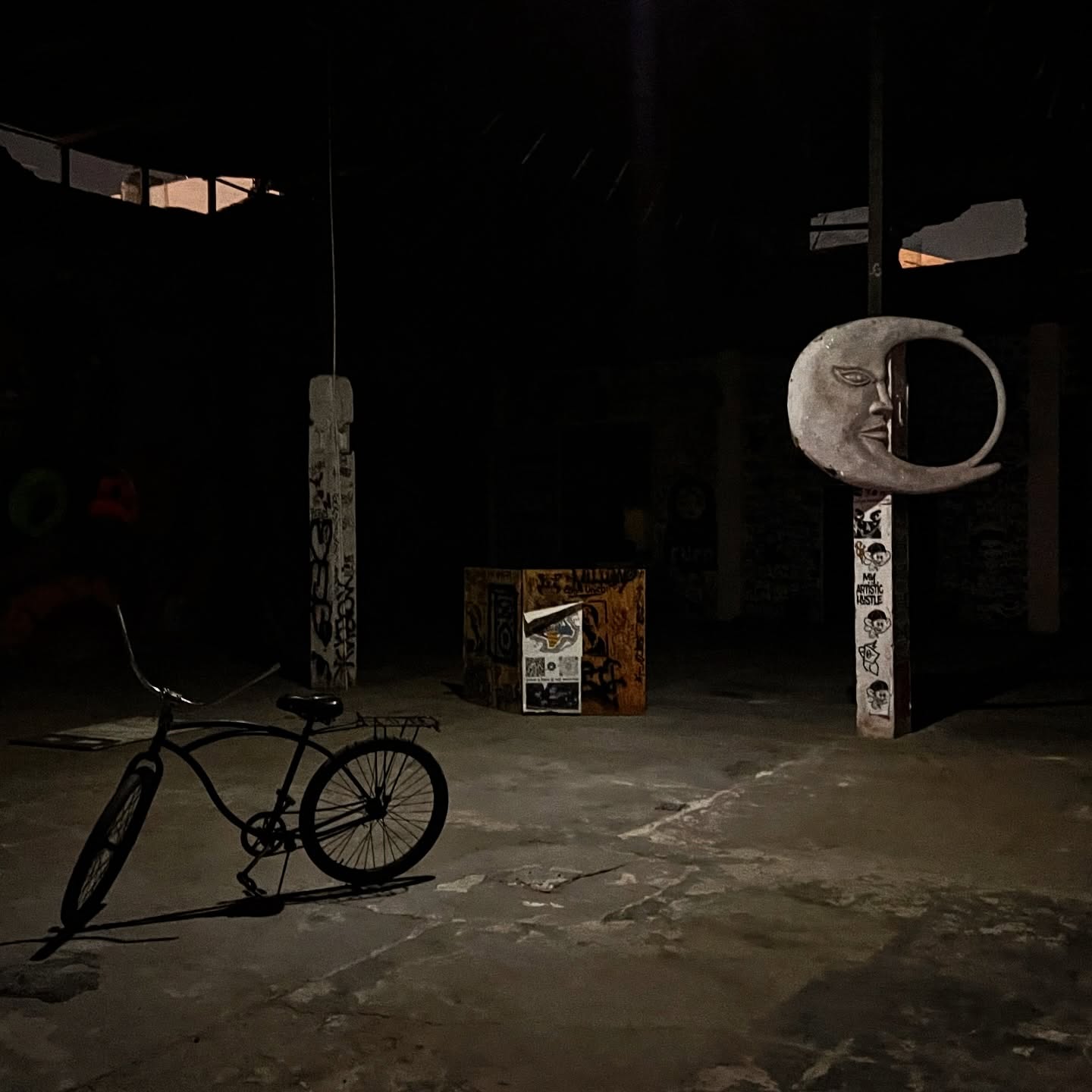 CAPÍTULO #3 

KUP (Centro histórico Mexicali BC) 

El centro cultural Kup es un nuevo centro cultural en la zona centro histórico de la ciudad donde antes era una zapatería y fue un edificio abandonado por mucho tiempo en el cual se renovó y se inició este proyecto dedicado al arte local y otras disciplinas artísticas, el lugar está en constante cambio Apesar de sus jóvenes casi 2 años de existencia.
El spot es un liminal place en excelencia el cual te recomendamos visitar si te encuentras en la ciudad de Mexicali.

Foto por: @kup.mxli 

VIDEO: 

https://youtu.be/TifOC1QDtFQ?si=U7dgP0YSqswfRq27

#mexicalibc #liminalplaces #backroom realbackr