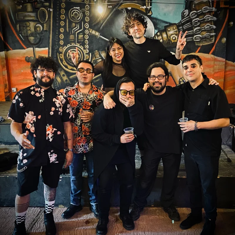 A toda madre haber compartido escenario con el gran talento de @sexores y @dad.mxl gracias, esperamos pronto volver a coincidir y que se arme el refuego🔥

Agradecemos a los organizadores y a @kup.mxli por la invitación y el buen trabajo de sonido 🤟🏻