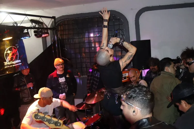🎶 @p__i__g____, Solo para Punks @absolutmexicali

📷: @artmosfera.selene

#SoloParaPunks #AbsoluteMexicali #espacioculturalartmosferas #pasajepunk #pig