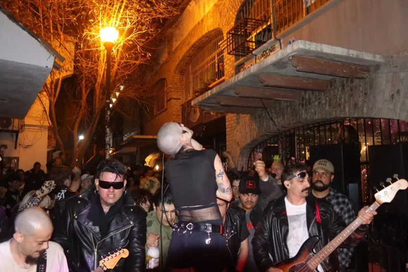 🎶 @p__i__g____, Solo para Punks @absolutmexicali

📷: @artmosfera.selene

#SoloParaPunks #AbsoluteMexicali #espacioculturalartmosferas #pasajepunk #pig