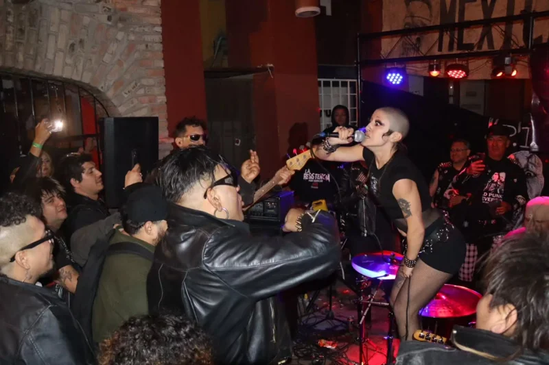 🎶 @p__i__g____, Solo para Punks @absolutmexicali

📷: @artmosfera.selene

#SoloParaPunks #AbsoluteMexicali #espacioculturalartmosferas #pasajepunk #pig