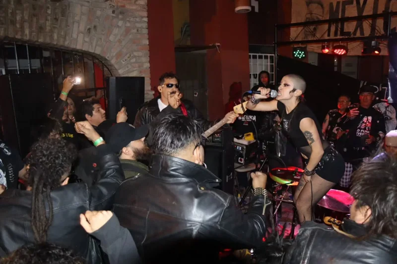 🎶 @p__i__g____, Solo para Punks @absolutmexicali

📷: @artmosfera.selene

#SoloParaPunks #AbsoluteMexicali #espacioculturalartmosferas #pasajepunk #pig