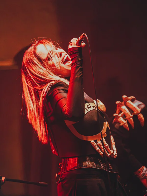 @annafiorimx iniciando la noche en el @circovolador para dar la bienvenida a @sonataarcticaofficial.

📷 @soyunpokemon_
