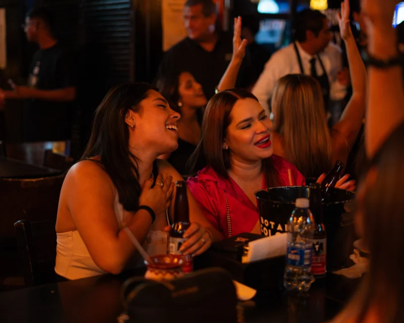 Aqui hay lugar pa todos 🍺🤠

¿Qué le servimos?