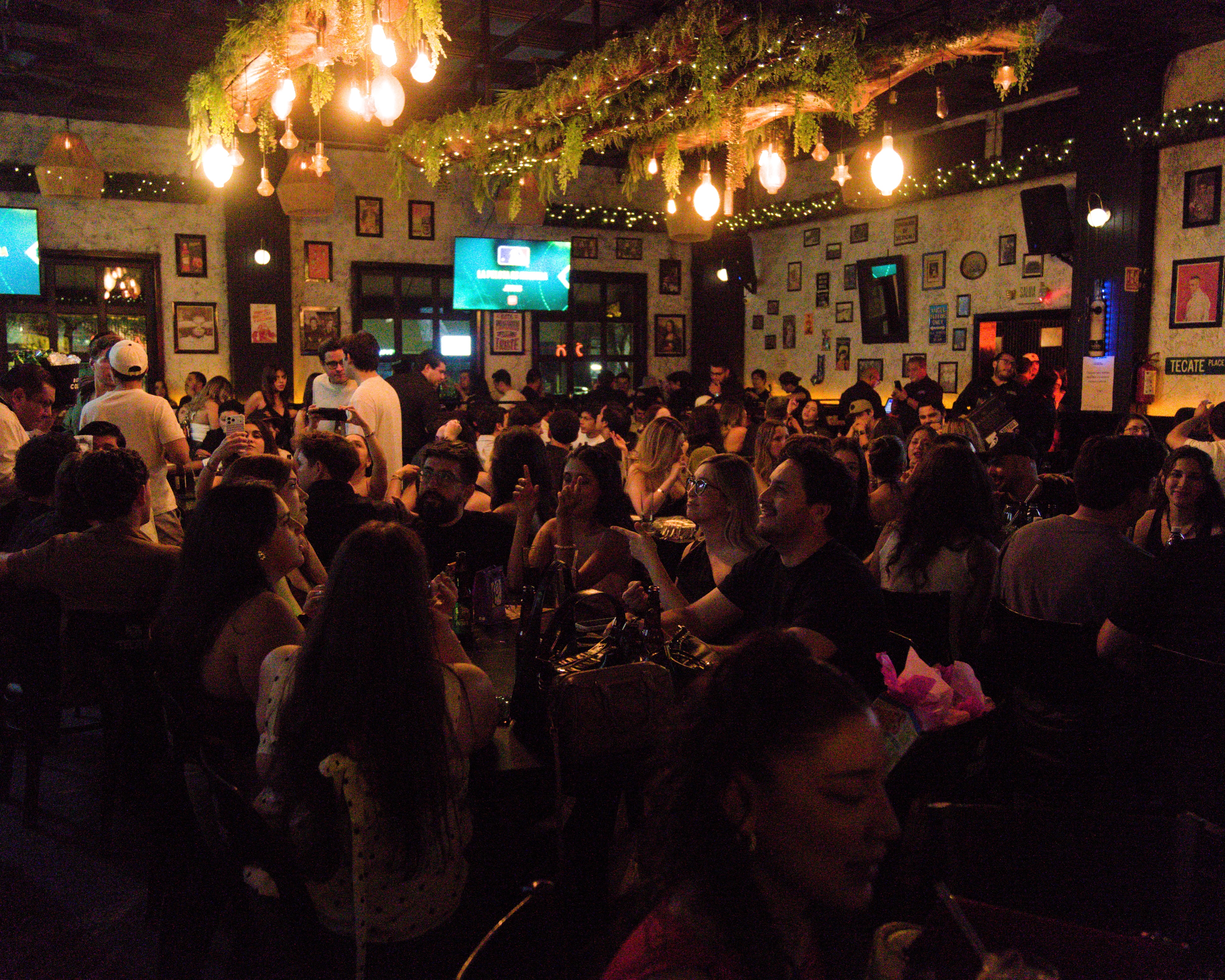 Aqui hay lugar pa todos 🍺🤠

¿Qué le servimos?