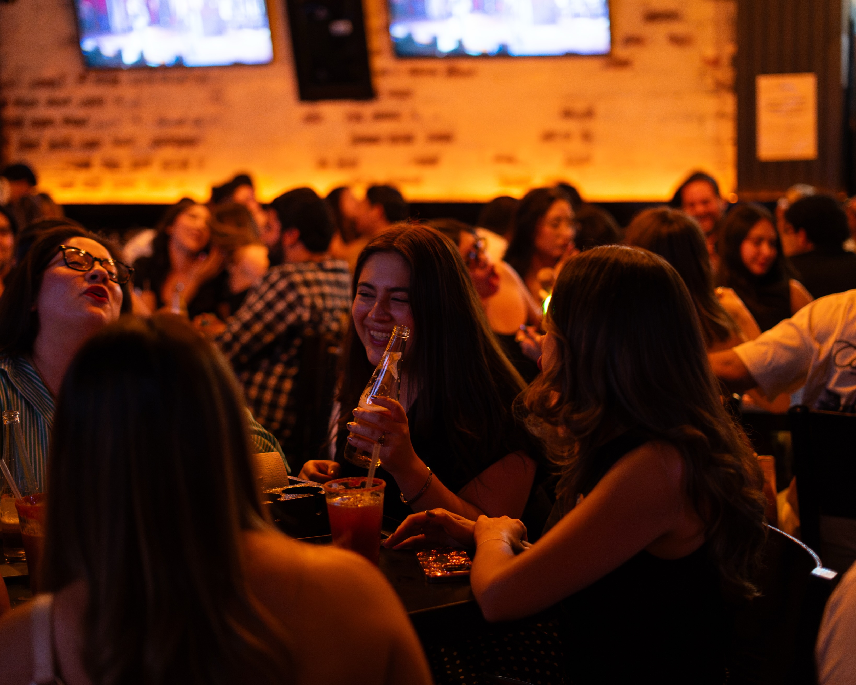 Aqui hay lugar pa todos 🍺🤠

¿Qué le servimos?